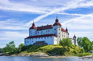 Swedish: View of baroque Lcckn Castle on K llandsn in Vcnern