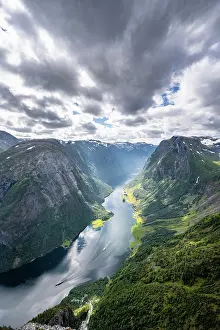 Fjordane: View from the top of Breiskrednosi, mountains and