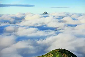 Hillwalk: View of cloud cover from the summit of Shiroumadake