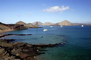 Incoming: View of coastline and incoming boats from Bartolome