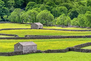 Stonewall: View of dry stone walls, stone barns and traditional