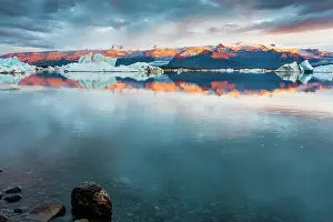 Growler: View over the glacial lake J?kulsarlon at sunrise with the g