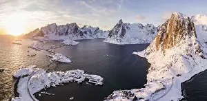 Hamn: View to Hamn&, xe6c813;akris&, xe6086e;d Reine, snowy