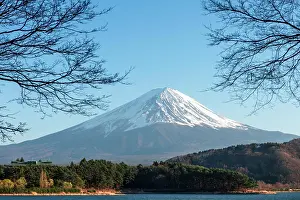 Hood: View over Lake Kawaguchi, back volcano Mt. Fuji