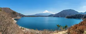Hood: View over a lake to the volcano Mt Fuji, Motosu
