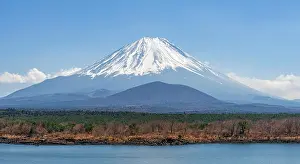 Hood: View over a lake to the volcano Mt Fuji, Motosu