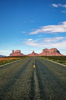 Label: View of Monument Valley in Utah, looking south