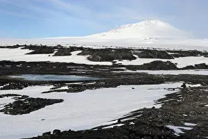 Vulcanic: View on Mount Erebus in landscape