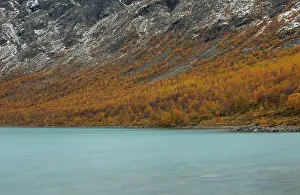 Oppland: View over mountain landscape in autumn colors with a lake in