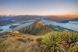 Lakeland: View of mountains and lake, Roys Peak at sunset