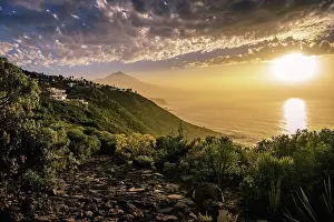 Pico: View of Pico del Teide at sunset, north coast Tenerife