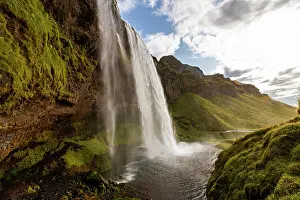 Spectacle: View of the Seljalandsfoss waterfall in the south