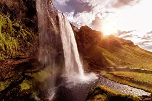 Spectacle: View of the Seljalandsfoss waterfall in the south