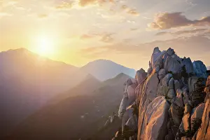 Korean: View of stones and rock formations from Ulsanbawi