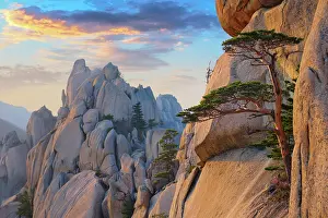 Korean: View of stones and rock formations from Ulsanbawi