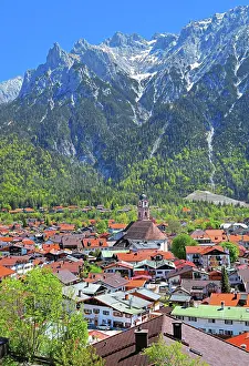 Townsmall: View of the town in front of the Karwendel Mountains