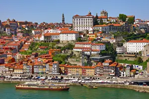 Douro: View of the town and River Douro in Porto, Portugal