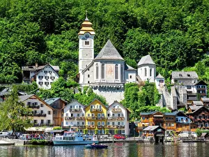 Salzkammergut: Village view of Hallstatt on Lake Hallstatt with