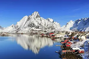 Lofoten: Village view Reine, winter, in the back snow-covered