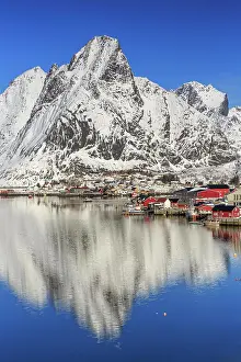 Lofoten: Village view Reine, winter, in the back snow-covered
