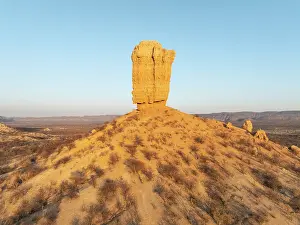 Sedimentation: The Vingerklip (rock finger) is surrounded by thornbush and mopane (Colophospermum mopane) savanna