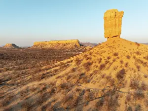Sedimentation: The Vingerklip (rock finger) and the Ugab Valley Terraces are surrounded by thornbush and mopane (Colophospermum mopane)