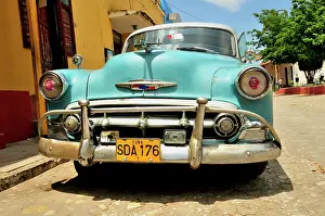 Motor: Vintage car in the historic city centre of Trinidad