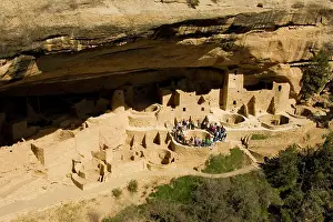 Anasazi: Visitors on a guided tour at the fabulous Cliff