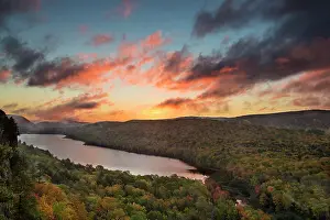 Porcupine: Vivid sunrise over Lake of the Clouds in