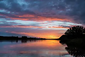 Missouri: Vivid sunset reflects into the Missouri