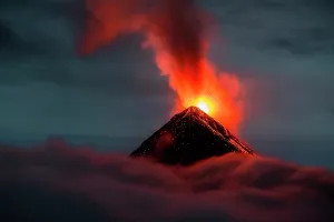 Fire: Volc n de Fuego (Volcano of fire) eruption at ni