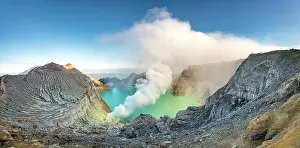 Smoke: Volcano Kawah Ijen, volcanic crater with crater