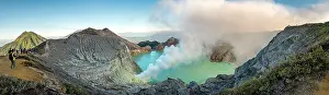 Smoke: Volcano Kawah Ijen, volcanic crater with crater