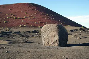 Vulcanic: Vulcanic bomb, near the walking path around the