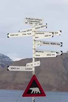 Warning: Warn sign - Polar Bear - Svalbard, Norway