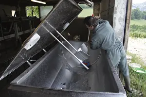 Cleanse: Wash the milk tank in a dairy farmer farmer