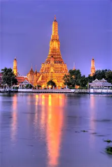 Khmer: Wat Arun, Buddhist temple reflects in river