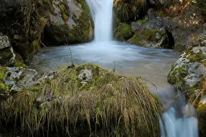 Haute: Water floating in small mountainstream