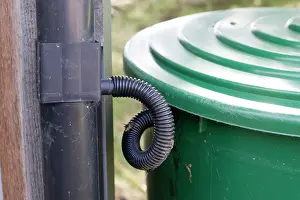 Butt: Water Tank - rainwater diverter on downpipe from