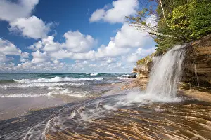 Superior: Waterfall flowing into Lake Superior - Picture