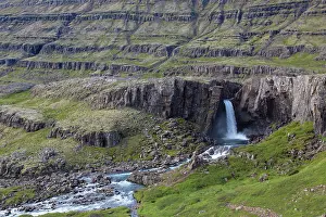 101121: Waterfall Folaldafoss in the mountains of Fossarfell