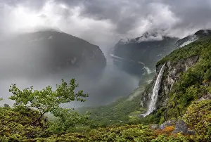 Geiranger: Waterfall Gjerdefossen, at nrnesvingen viewpoint