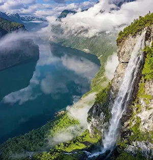 Geiranger: Waterfall Gjerdefossen, at nrnesvingen viewpoint