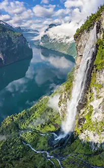 Geiranger: Waterfall Gjerdefossen, at nrnesvingen viewpoint