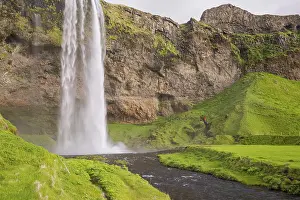 Tall: Waterfall Seljalandsfoss, 60 m high, located in southern
