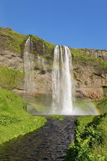 Seljalandsfoss: Waterfall Seljalandsfoss (66 m) with rainbow - Iceland