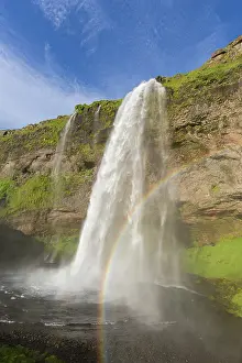 Seljalandsfoss: Waterfall Seljalandsfoss (66 m) with rainbow - Iceland