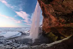 Seljalandsfoss: Waterfall Seljalandsfoss in winter, Su&, x35cac;and