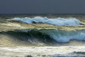 Rialto: Waves breaking on Rialto Beach