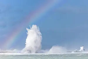 Waves: Waves crashing on the lighthouse of Boulogne sur